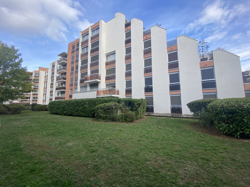 Beau T1 bis lumineux de 37 m2 avec vue dégagée sur les jardins de la copropriété dans quartier calme des Cerisiers à Talant avec parking sous-terrain et cave, Dijon, ARYA Immobilier