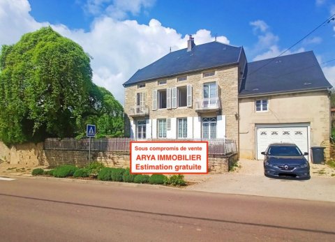 Belle maison de caractère, de beaux volumes, joli jardin à Grosbois-en-Montagne, Dijon, ARYA Immobilier