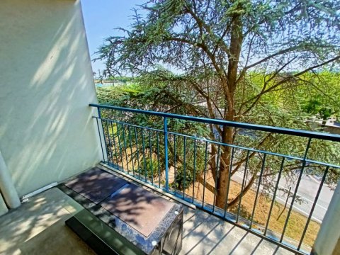 Bel appartement T3 avec balcon, cave, grenier, dans une résidence calme et sécurisée à LONGVIC, Dijon, ARYA Immobilier