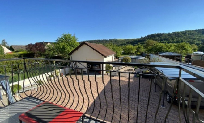 Belle demeure des années 1940, parfaitement rénovée, avec vue sur les collines, jardin, garage, piscine couverte chauffée à PLOMBIERES-LES-DIJON, Dijon, ARYA Immobilier