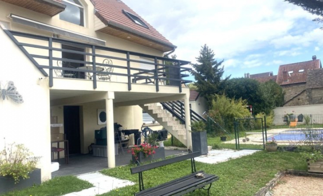 Belle maison d'architecte 175 m², avec cinq chambres, belle terrasse, piscine chauffée, beau terrain au calme , 3 km de Fleurey-sur-Ouche, Dijon, ARYA Immobilier