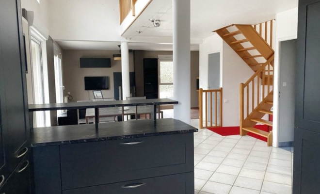 Belle maison d'architecte 175 m², avec cinq chambres, belle terrasse, piscine chauffée, beau terrain au calme , 3 km de Fleurey-sur-Ouche, Dijon, ARYA Immobilier