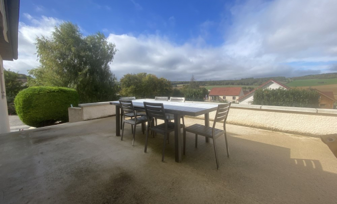 Maison de 159 m2 avec piscine située à 6 minutes de Chamboeuf, belle terrasse, grand jardin arboré et au calme de 2000 m2, sous-sol complet avec garage trois voitures, Dijon, ARYA Immobilier