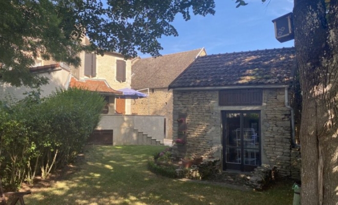 Belle maison en pierre, au calme, terrain agréable et clos avec plusieurs dépendances, à Lantenay, 4 km de Fleurey-sur-Ouche, Dijon, ARYA Immobilier