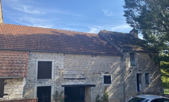 Belle maison en pierre, au calme, terrain agréable et clos avec plusieurs dépendances, à Lantenay, 4 km de Fleurey-sur-Ouche, Dijon, ARYA Immobilier