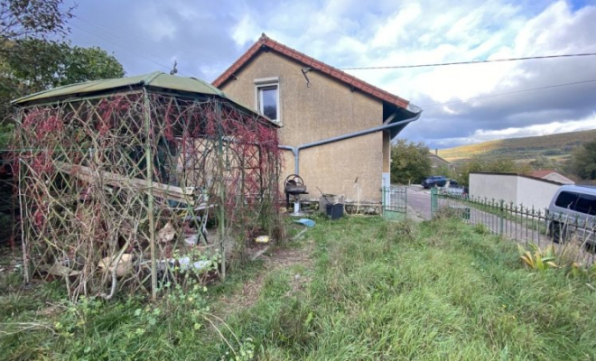 Maison de 115 m2 au sol à rénover située à Saint-Victor-Sur-Ouche avec trois chambres spacieuses, jardin et garage., Dijon, ARYA Immobilier