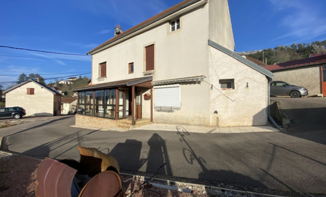 Maison de 142 m² à rénover à 21 km Sud-Ouest de Dijon, belle vue sur les collines environnantes avec grande dépendance-hangar, jardin en face de la maison, Dijon, ARYA Immobilier