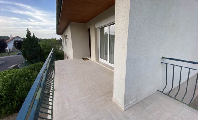 Maison spacieuse au calme d’une impasse à Fontaine-Lès- Dijon, terrasse, jardin, garage avec appartement T2 en rez- de-jardin, accès indépendant, Dijon, ARYA Immobilier