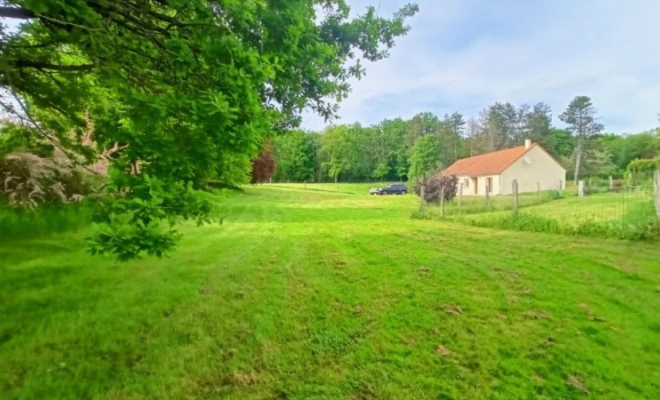 Belle maison de plain pied, sur très grand terrain arboré, au calme à Vandenesse-en-Auxois, Dijon, ARYA Immobilier