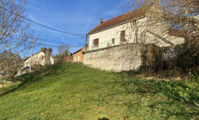 Maison de 142 m² à rénover à 21 km Sud-Ouest de Dijon, belle vue sur les collines environnantes avec grande dépendance-hangar, jardin en face de la maison, Dijon, ARYA Immobilier