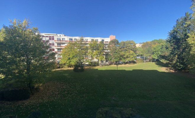 Beau T1 bis lumineux de 37 m2 avec vue dégagée sur les jardins de la copropriété dans quartier calme des Cerisiers à Talant avec parking sous-terrain et cave, Dijon, ARYA Immobilier