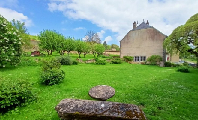 Belle maison de caractère, de beaux volumes, joli jardin à Grosbois-en-Montagne, Dijon, ARYA Immobilier