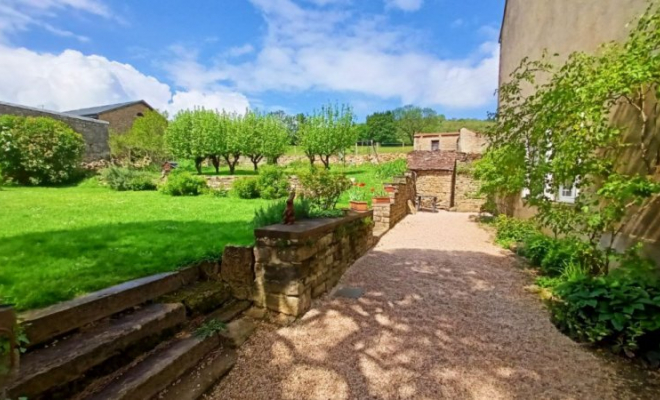 Belle maison de caractère, de beaux volumes, joli jardin à Grosbois-en-Montagne, Dijon, ARYA Immobilier