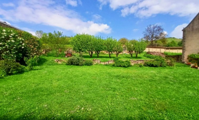 Belle maison de caractère, de beaux volumes, joli jardin à Grosbois-en-Montagne, Dijon, ARYA Immobilier