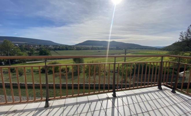 Maison de plain-pied au calme avec belle vue à Fleurey-Sur-Ouche, grande terrasse, sous-sol complet, jardin, Dijon, ARYA Immobilier