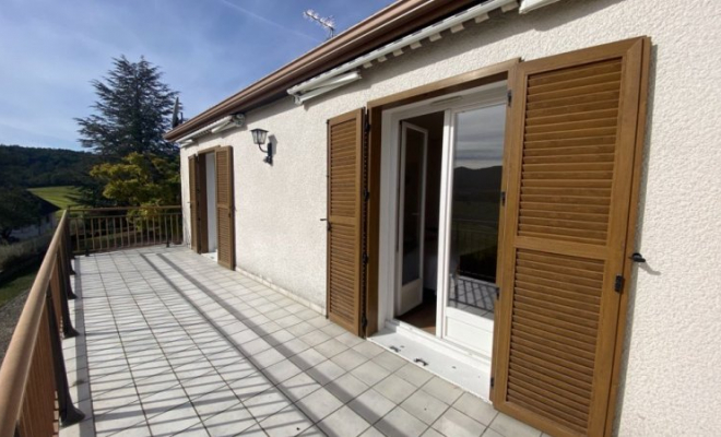 Maison de plain-pied au calme avec belle vue à Fleurey-Sur-Ouche, grande terrasse, sous-sol complet, jardin, Dijon, ARYA Immobilier