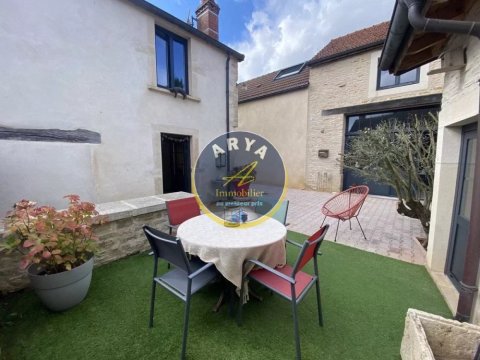 Terrasse sans vis-à-vis et cour Maison au calme en pierre de 100 m2 avec cachet à Messigny-et-Vantoux, belle terrasse donnant sur cour, atelier, cave, grand abri Votre agence ARYA IMMOBILIER située 3 Grande rue du haut dans ancien centre de FLEUREY-SUR-OUCHE estimation gratuite sous 48 h de maison, appartement, terrain, grange, local commercial, etc.