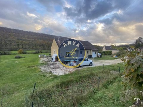 Grand terrain Maison de plain-pied à Saint-Victor-Sur-Ouche avec trois chambres, atelier-buanderie, grand terrain et belle vue sur les collines de la Vallée de l'Ouche agence ARYA IMMOBILIER estimation gratuite sous 48h de maison, appartement, terrain, grange, immeuble, local commercial, etc.