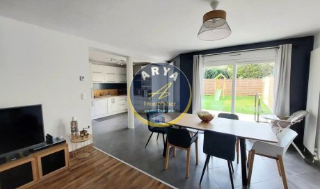 séjour spacieux avec accès terrasse et jardin Maison au calme moderne et fonctionnelle, terrasse, jardin sans vis-à-vis et garage. Votre agence ARYA IMMOBILIER située 3 grande rue du haut dans le vieux centre de Fleurey-Sur-Ouche accompagnement de vos ventes et estimation gratuites sous 48 h de maison, appartement, terrain, grange, immeuble, local commercial, etc.