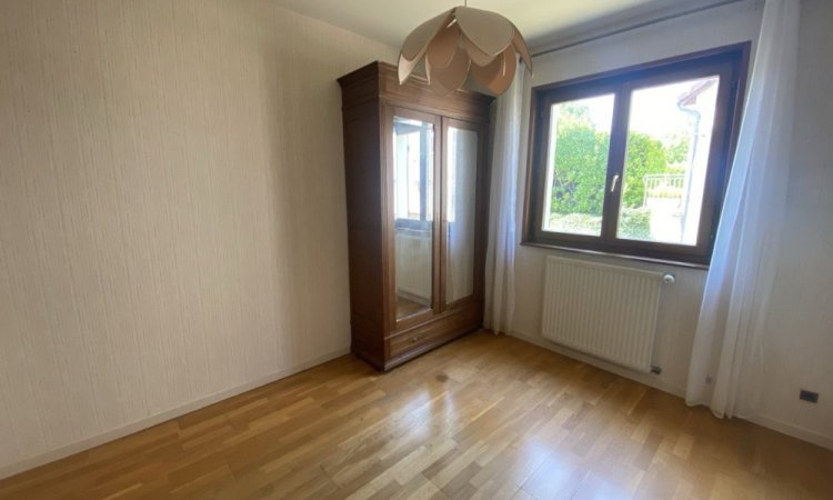 Deuxième chambre avec rangement intégré Belle maison de plain-pied à DAIX, située au calme d’une impasse, trois chambres et sous- sol complet Votre agence ARYA IMMOBILIER centre du vieux village 3 Grande Rue du Haut Fleurey-Sur-Ouche estimation gratuite sous 48h (maison, appartement, terrain, grange, immeuble, local commercial, etc.)