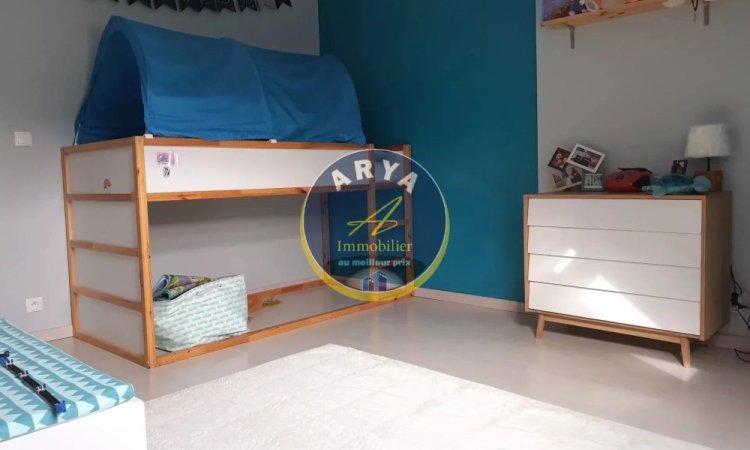 chambre Maison au calme moderne et fonctionnelle, terrasse, jardin sans vis-à-vis et garage. Votre agence ARYA IMMOBILIER située 3 grande rue du haut dans le vieux centre de Fleurey-Sur-Ouche accompagnement de vos ventes et estimation gratuites sous 48 h de maison, appartement, terrain, grange, immeuble, local commercial, etc.