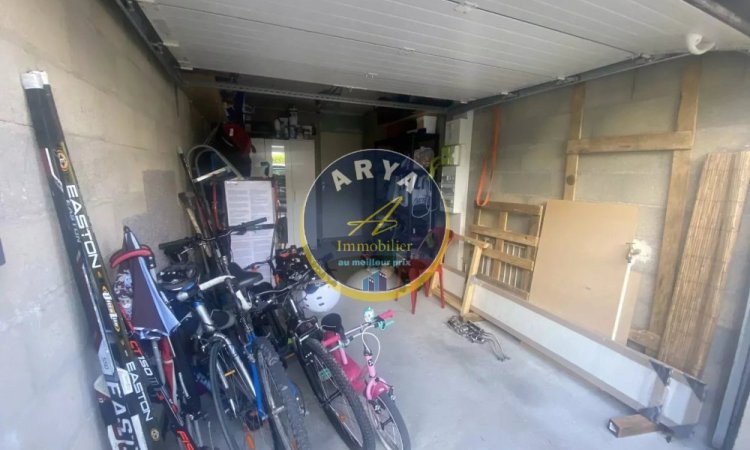 Garage Maison au calme moderne et fonctionnelle, terrasse, jardin sans vis-à-vis et garage. Votre agence ARYA IMMOBILIER située 3 grande rue du haut dans le vieux centre de Fleurey-Sur-Ouche accompagnement de vos ventes et estimation gratuites sous 48 h de maison, appartement, terrain, grange, immeuble, local commercial, etc.