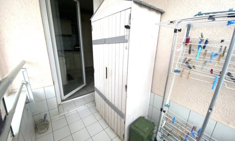 Balcon cuisine Bel appartement lumineux, trois chambres, balcons, stationnement, cave. Votre Agence Arya immobilier située dans le vieux centre de Fleurey-Sur-Ouche, vous propose accompagnement complet pour la vente de votre bien, estimation offerte sous 48 heures (maison, appartement, terrain, grange, local commercial, etc.) 3 Grande Rue du Haute 