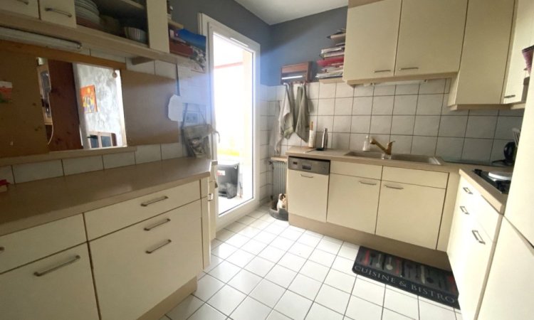 Cuisine équipée avec accès balcon Bel appartement lumineux, trois chambres, balcons, stationnement, cave. Votre Agence Arya immobilier située dans le vieux centre de Fleurey-Sur-Ouche, vous propose accompagnement complet pour la vente de votre bien, estimation offerte sous 48 heures (maison, appartement, terrain, grange, local commercial, etc.) 3 Grande Rue du Haute 