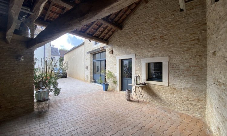 partie cour abritée possibilité stationnement garage Maison au calme en pierre de 100 m2 avec cachet à Messigny-et-Vantoux, belle terrasse donnant sur cour, atelier, cave, grand abri Votre agence ARYA IMMOBILIER située 3 Grande rue du haut dans ancien centre de FLEUREY-SUR-OUCHE estimation gratuite sous 48 h de maison, appartement, terrain, grange, local commercial, etc.