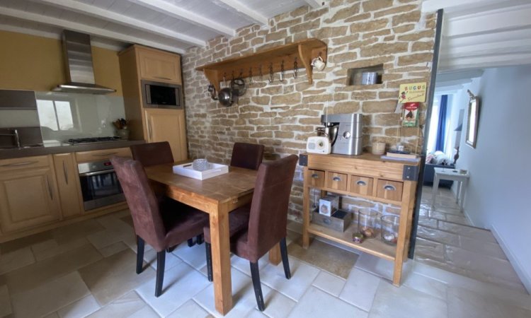 Cuisine avec accès direct à terrasse Maison au calme en pierre de 100 m2 avec cachet à Messigny-et-Vantoux, belle terrasse donnant sur cour, atelier, cave, grand abri Votre agence ARYA IMMOBILIER située 3 Grande rue du haut dans ancien centre de FLEUREY-SUR-OUCHE estimation gratuite sous 48 h de maison, appartement, terrain, grange, local commercial, etc.