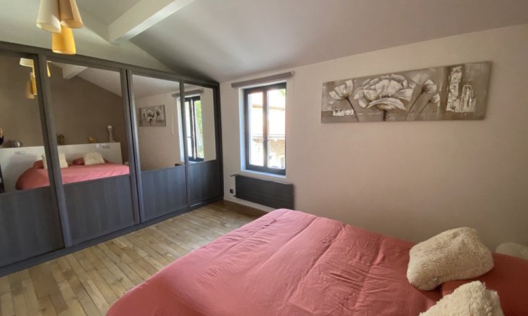 Belle chambre vue Cour Maison au calme en pierre de 100 m2 avec cachet à Messigny-et-Vantoux, belle terrasse donnant sur cour, atelier, cave, grand abri Votre agence ARYA IMMOBILIER située 3 Grande rue du haut dans ancien centre de FLEUREY-SUR-OUCHE estimation gratuite sous 48 h de maison, appartement, terrain, grange, local commercial, etc.