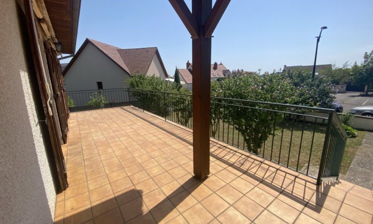 Grande terrasse exposée Sud Ouest Belle maison de plain-pied à DAIX, située au calme d’une impasse, trois chambres et sous- sol complet Votre agence ARYA IMMOBILIER centre du vieux village 3 Grande Rue du Haut Fleurey-Sur-Ouche estimation gratuite sous 48h (maison, appartement, terrain, grange, immeuble, local commercial, etc.)