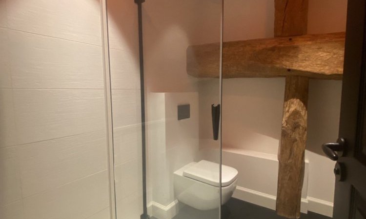 Salle de douche Maison de ville rénovée avec cachet, trois chambres, garage, balcon Agence Arya immobilier 3 Grande Rue du Haut ancien centre de Fleurey-Sur-Ouche estimation gratuite sous 48 heures de maison, appartement, terrain, grange, immeuble, local commercial, etc.