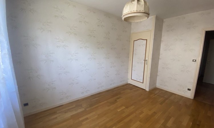 Troisième chambre avec placard intégré Belle maison de plain-pied à DAIX, située au calme d’une impasse, trois chambres et sous- sol complet Votre agence ARYA IMMOBILIER centre du vieux village 3 Grande Rue du Haut Fleurey-Sur-Ouche estimation gratuite sous 48h (maison, appartement, terrain, grange, immeuble, local commercial, etc.)