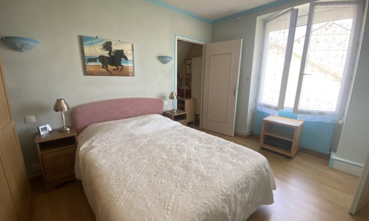 Chambre Maison en pierre à Gergueil, trois chambres, garage et jardin à quelques pas. Votre agence ARYA IMMOBILIER située 3 grande Rue du Haut à l’intérieur du village de Fleurey-Sur-Ouche estimation gratuite et sérieuse sous 48h (maison, appartement, terrain, immeuble, local commercial, etc.)