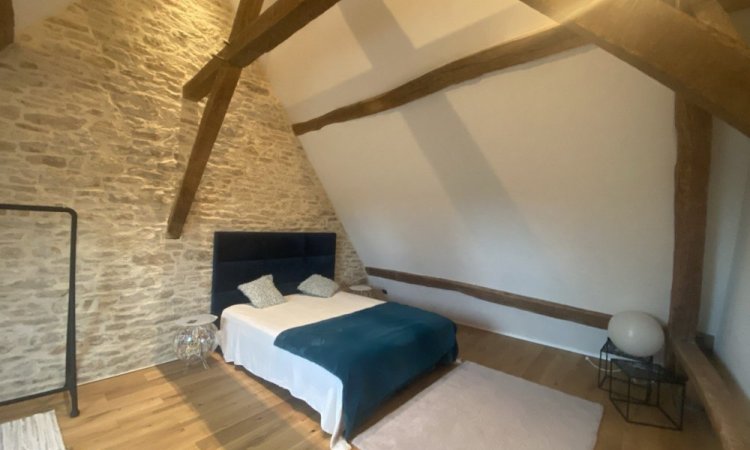 Chambre Maison de ville rénovée avec cachet, trois chambres, garage, balcon Agence Arya immobilier 3 Grande Rue du Haut ancien centre de Fleurey-Sur-Ouche estimation gratuite sous 48 heures de maison, appartement, terrain, grange, immeuble, local commercial, etc.