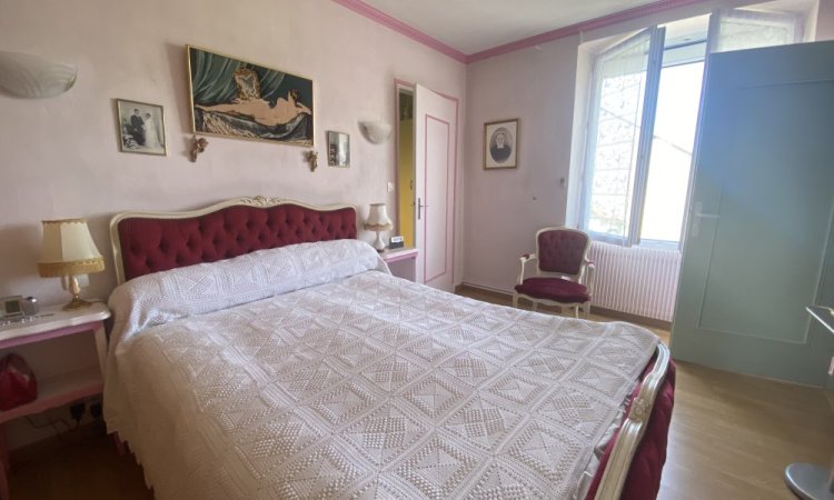 Chambre Maison en pierre à Gergueil, trois chambres, garage et jardin à quelques pas. Votre agence ARYA IMMOBILIER située 3 grande Rue du Haut à l’intérieur du village de Fleurey-Sur-Ouche estimation gratuite et sérieuse sous 48h (maison, appartement, terrain, immeuble, local commercial, etc.)