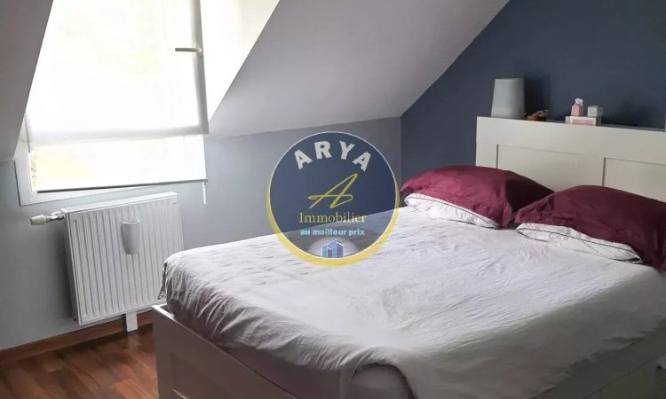 Suite parentale  Maison au calme moderne et fonctionnelle, terrasse, jardin sans vis-à-vis et garage. Votre agence ARYA IMMOBILIER située 3 grande rue du haut dans le vieux centre de Fleurey-Sur-Ouche accompagnement de vos ventes et estimation gratuites sous 48 h de maison, appartement, terrain, grange, immeuble, local commercial, etc.