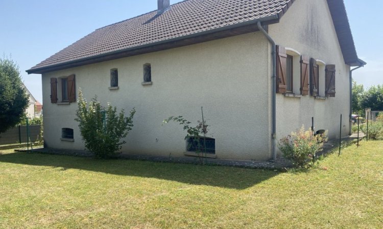 Vue arrière maison et jardin Belle maison de plain-pied à DAIX, située au calme d’une impasse, trois chambres et sous- sol complet Votre agence ARYA IMMOBILIER centre du vieux village 3 Grande Rue du Haut Fleurey-Sur-Ouche estimation gratuite sous 48h (maison, appartement, terrain, grange, immeuble, local commercial, etc.)