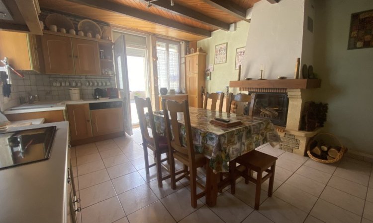 Cuisine avec insert Maison en pierre à Gergueil, trois chambres, garage et jardin à quelques pas. Votre agence ARYA IMMOBILIER située 3 grande Rue du Haut à l’intérieur du village de Fleurey-Sur-Ouche estimation gratuite et sérieuse sous 48h (maison, appartement, terrain, immeuble, local commercial, etc.)