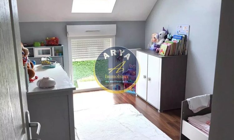 Chambre Maison au calme moderne et fonctionnelle, terrasse, jardin sans vis-à-vis et garage. Votre agence ARYA IMMOBILIER située 3 grande rue du haut dans le vieux centre de Fleurey-Sur-Ouche accompagnement de vos ventes et estimation gratuites sous 48 h de maison, appartement, terrain, grange, immeuble, local commercial, etc.