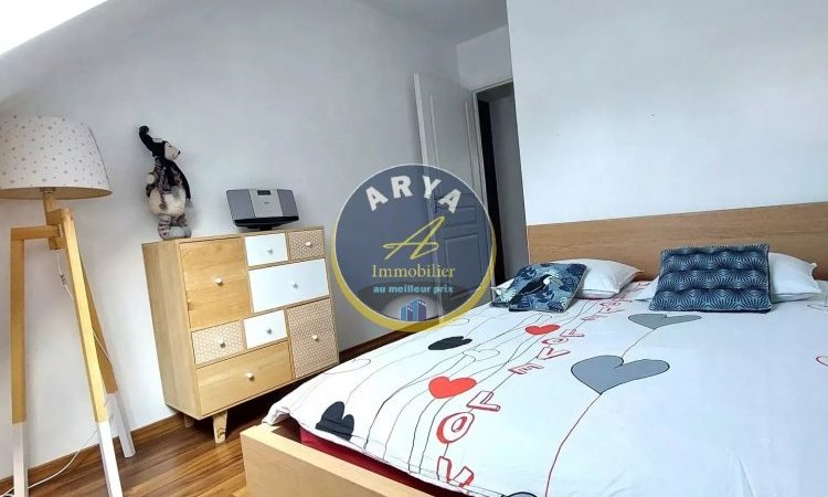 Chambre Maison au calme moderne et fonctionnelle, terrasse, jardin sans vis-à-vis et garage. Votre agence ARYA IMMOBILIER située 3 grande rue du haut dans le vieux centre de Fleurey-Sur-Ouche accompagnement de vos ventes et estimation gratuites sous 48 h de maison, appartement, terrain, grange, immeuble, local commercial, etc.