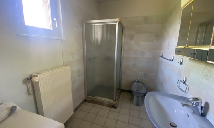 Salle de douche Belle maison de plain-pied à DAIX, située au calme d’une impasse, trois chambres et sous- sol complet Votre agence ARYA IMMOBILIER centre du vieux village 3 Grande Rue du Haut Fleurey-Sur-Ouche estimation gratuite sous 48h (maison, appartement, terrain, grange, immeuble, local commercial, etc.)