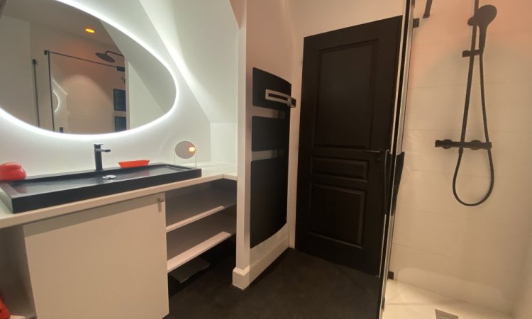 Salle de douche Maison de ville rénovée avec cachet, trois chambres, garage, balcon Agence Arya immobilier 3 Grande Rue du Haut ancien centre de Fleurey-Sur-Ouche estimation gratuite sous 48 heures de maison, appartement, terrain, grange, immeuble, local commercial, etc.