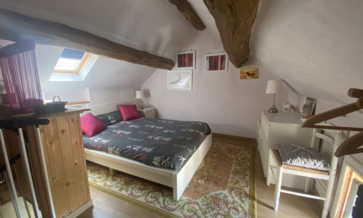 Chambre Maison en pierre à Gergueil, trois chambres, garage et jardin à quelques pas. Votre agence ARYA IMMOBILIER située 3 grande Rue du Haut à l’intérieur du village de Fleurey-Sur-Ouche estimation gratuite et sérieuse sous 48h (maison, appartement, terrain, immeuble, local commercial, etc.)