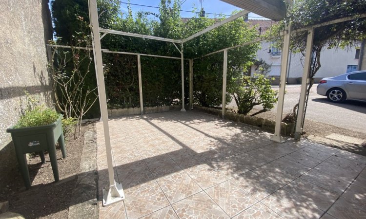 Terrasse à deux pas de la cuisine Maison en pierre à Gergueil, trois chambres, garage et jardin à quelques pas. Votre agence ARYA IMMOBILIER située 3 grande Rue du Haut à l’intérieur du village de Fleurey-Sur-Ouche estimation gratuite et sérieuse sous 48h (maison, appartement, terrain, immeuble, local commercial, etc.)