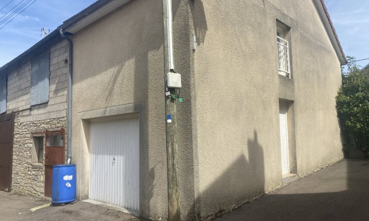 Garage avec étage Maison en pierre à Gergueil, trois chambres, garage et jardin à quelques pas. Votre agence ARYA IMMOBILIER située 3 grande Rue du Haut à l’intérieur du village de Fleurey-Sur-Ouche estimation gratuite et sérieuse sous 48h (maison, appartement, terrain, immeuble, local commercial, etc.)