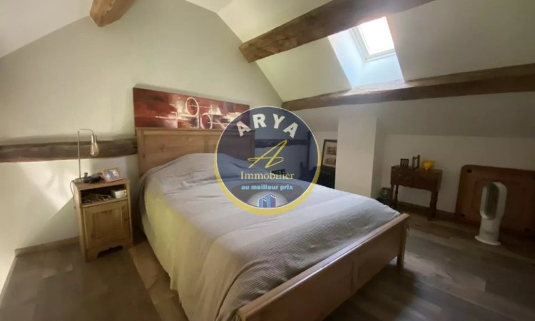 chambre suite parentale Maison en pierre avec cachet de l'ancien, trois chambres, caves et jardin agence ARYA IMMOBILIER située ancien centre de FLEUREY-SUR-OUCHE estimation gratuite sous 48 heures de maison, appartement, terrain, grange, etc.