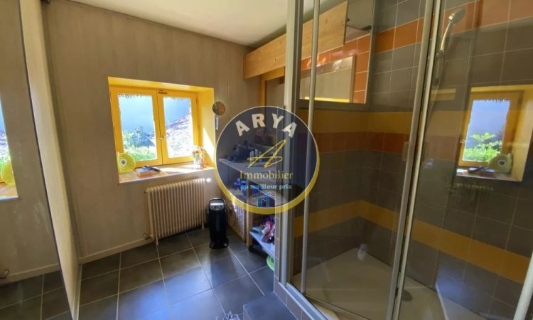 deux salle de douche Maison en pierre avec cachet de l'ancien, trois chambres, caves et jardin agence ARYA IMMOBILIER située ancien centre de FLEUREY-SUR-OUCHE estimation gratuite sous 48 heures de maison, appartement, terrain, grange, etc.