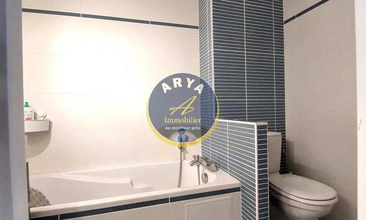 Salle de bain Maison au calme moderne et fonctionnelle, terrasse, jardin sans vis-à-vis et garage. Votre agence ARYA IMMOBILIER située 3 grande rue du haut dans le vieux centre de Fleurey-Sur-Ouche accompagnement de vos ventes et estimation gratuites sous 48 h de maison, appartement, terrain, grange, immeuble, local commercial, etc.